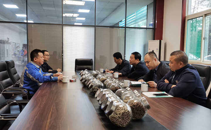 與集團(tuán)總經(jīng)理孫寧波及部門負(fù)責(zé)人座談，就項(xiàng)目建設(shè)、環(huán)境影響、補(bǔ)貼政策等內(nèi)容進(jìn)行了探討交流